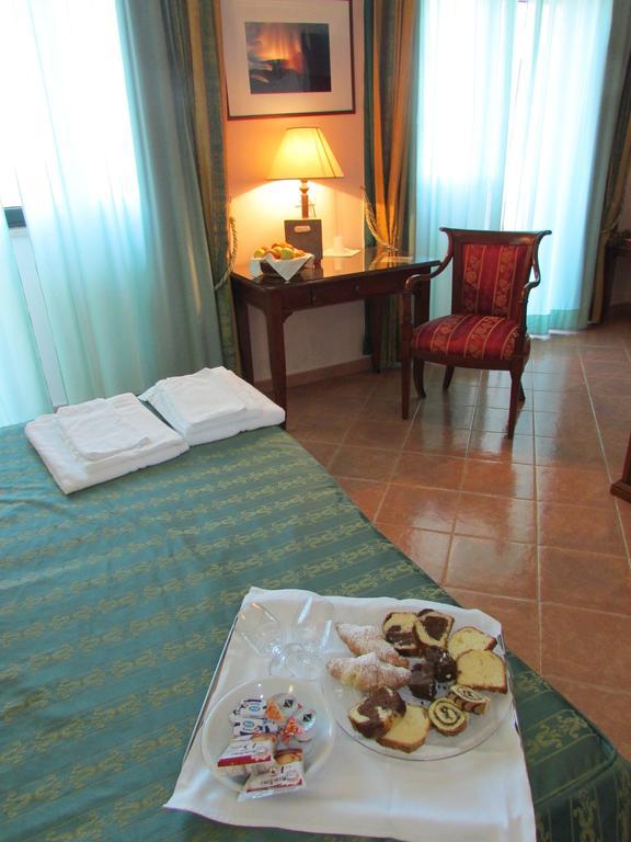 Emmaus Hotel ซัฟเฟรานา เอตเนอา ห้อง รูปภาพ