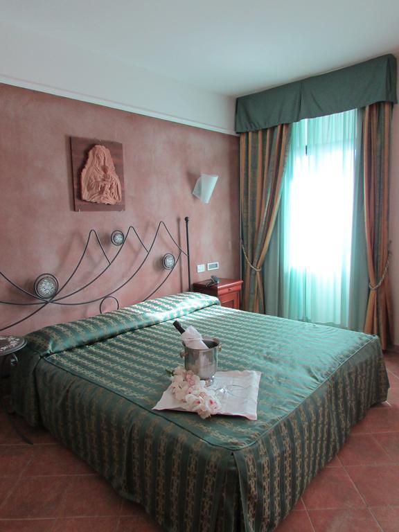 Emmaus Hotel ซัฟเฟรานา เอตเนอา ห้อง รูปภาพ
