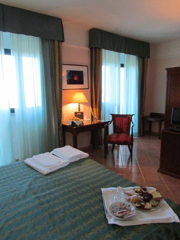 Emmaus Hotel ซัฟเฟรานา เอตเนอา ห้อง รูปภาพ