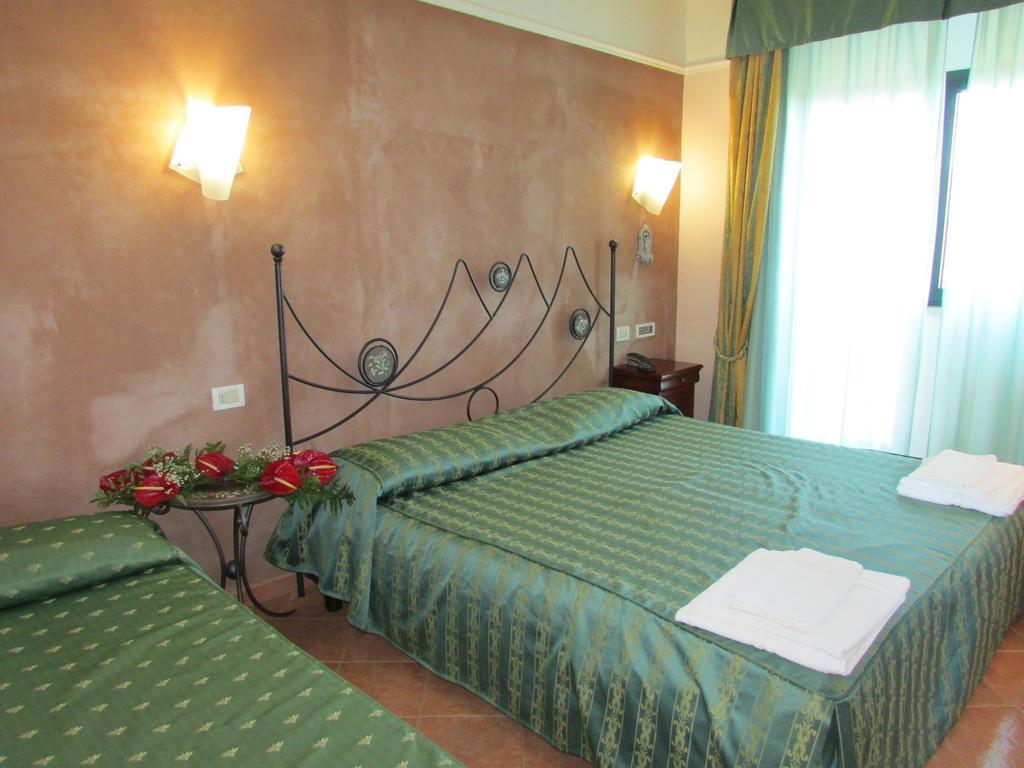 Emmaus Hotel ซัฟเฟรานา เอตเนอา ห้อง รูปภาพ