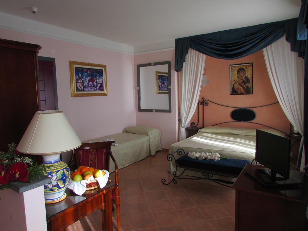 Emmaus Hotel ซัฟเฟรานา เอตเนอา ห้อง รูปภาพ